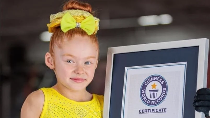 Niña de ocho años entra al Guinness por rutina en barra fija