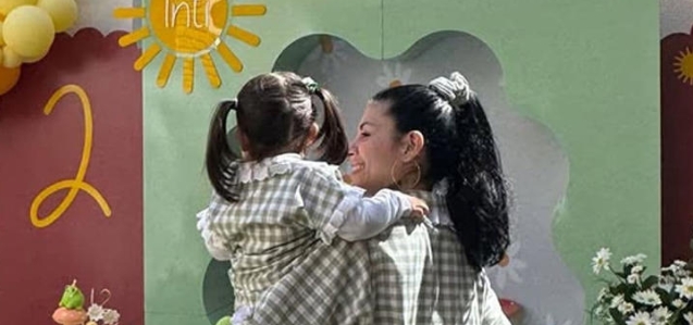Cazzu comparte imágenes navideñas junto a su hija Inti