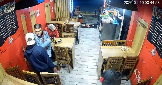 Asaltan taquería en Amozoc y disparan contra comensales, uno murió