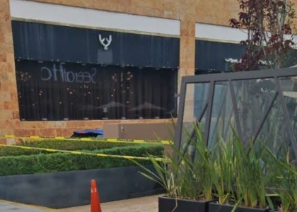 Muere por causas desconocidas en restaurante ubicado en Plaza Solesta