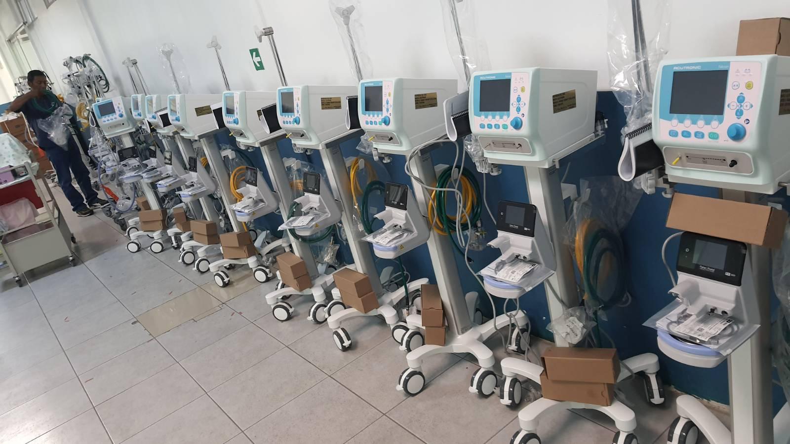 Equipo de ventiladores y sistemas CPAP para atención neonatal.