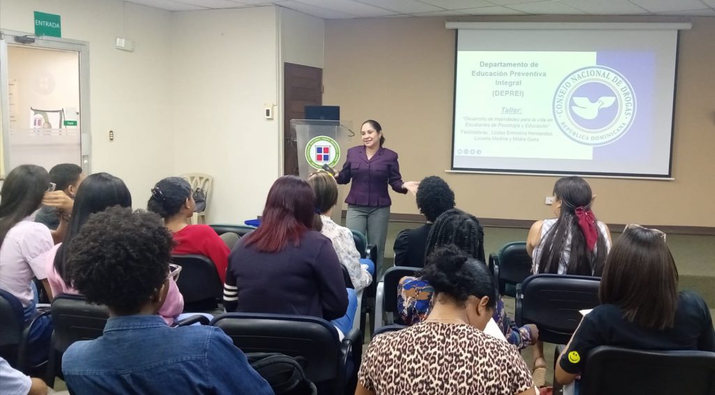 La UNPHU ofrece taller sobre desarrollo de habilidades para la vida a estudiantes de Psicología y Educación