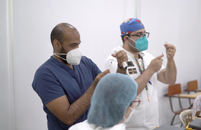 At UNPHU 4,239 vaccines shots have been applied to professors of MINERD and people over 70 years old.