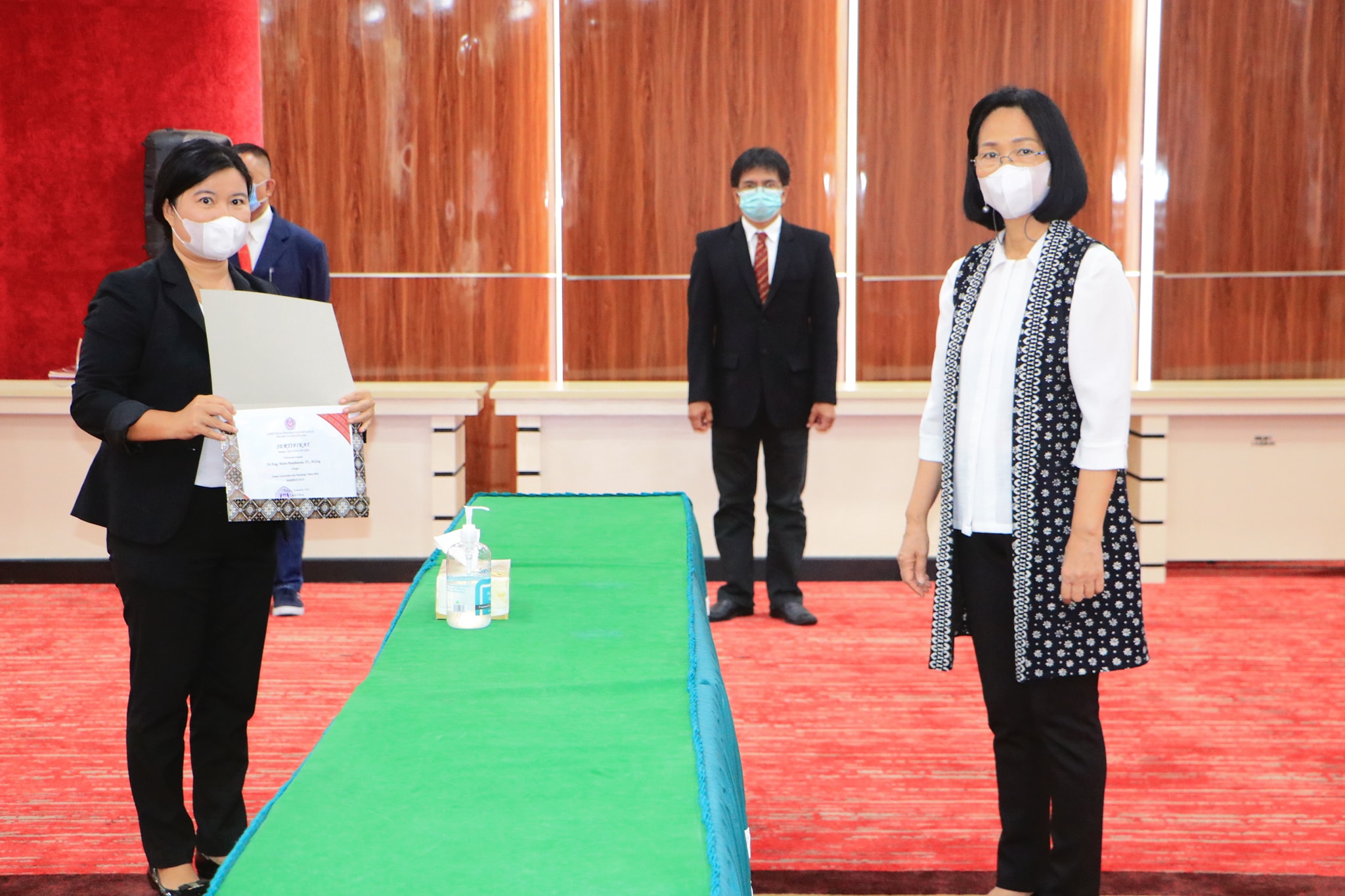 Penyerahan Penghargaan Dosen Berprestasi, Koordinator Program Studi Berprestasi dan Mahasiswa yang Mendapat Medali Emas PIMNAS Ke – 33 Penyerahan Penghargaan Dosen Berprestasi, Koordinator Program Studi Berprestasi dan Mahasiswa yang Mendapat Medali Emas PIMNAS Ke – 33