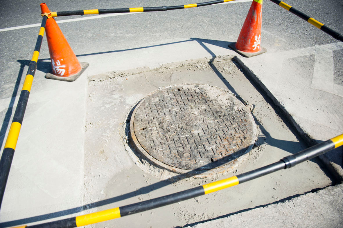 PIC_1_manhole.jpg