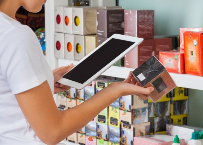 cliente escaneando un producto con un tablet