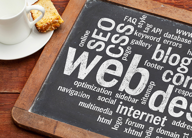 Pizarra con las palabras web, seo, css, blog, Internet.