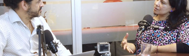 Max Martín conversa con Andrea Zamora, mientras son grabados.