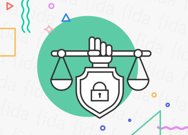 Balanza que hace referencia a la ley con un candando que hace referencia a la protección de datos y a las cookies.