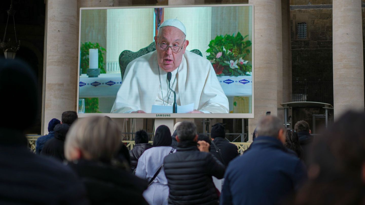 Particle News: Pope Francis Delivers Angelus Prayer From Residence Due ...