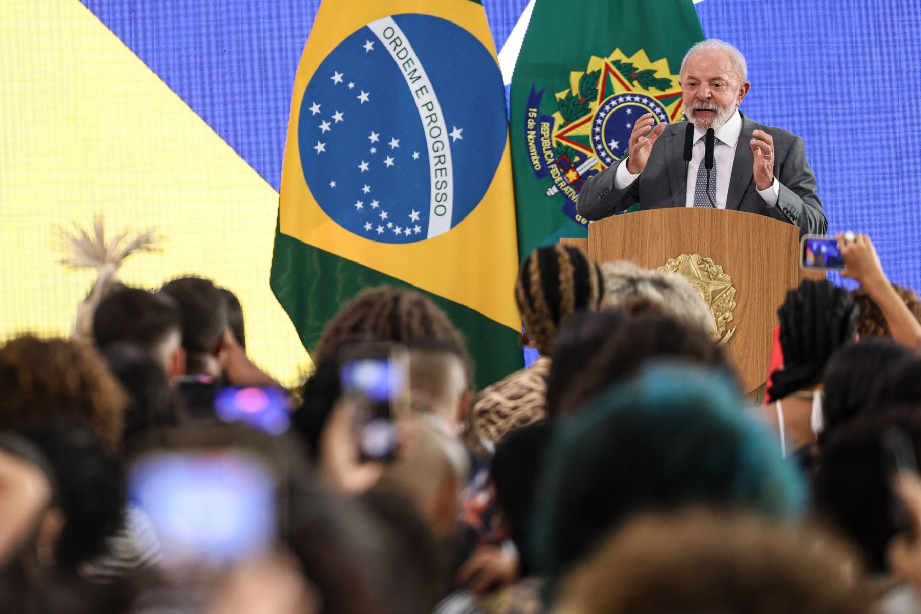 Particle: Brazil Enacts Plain-Language Law for Public Communications ...
