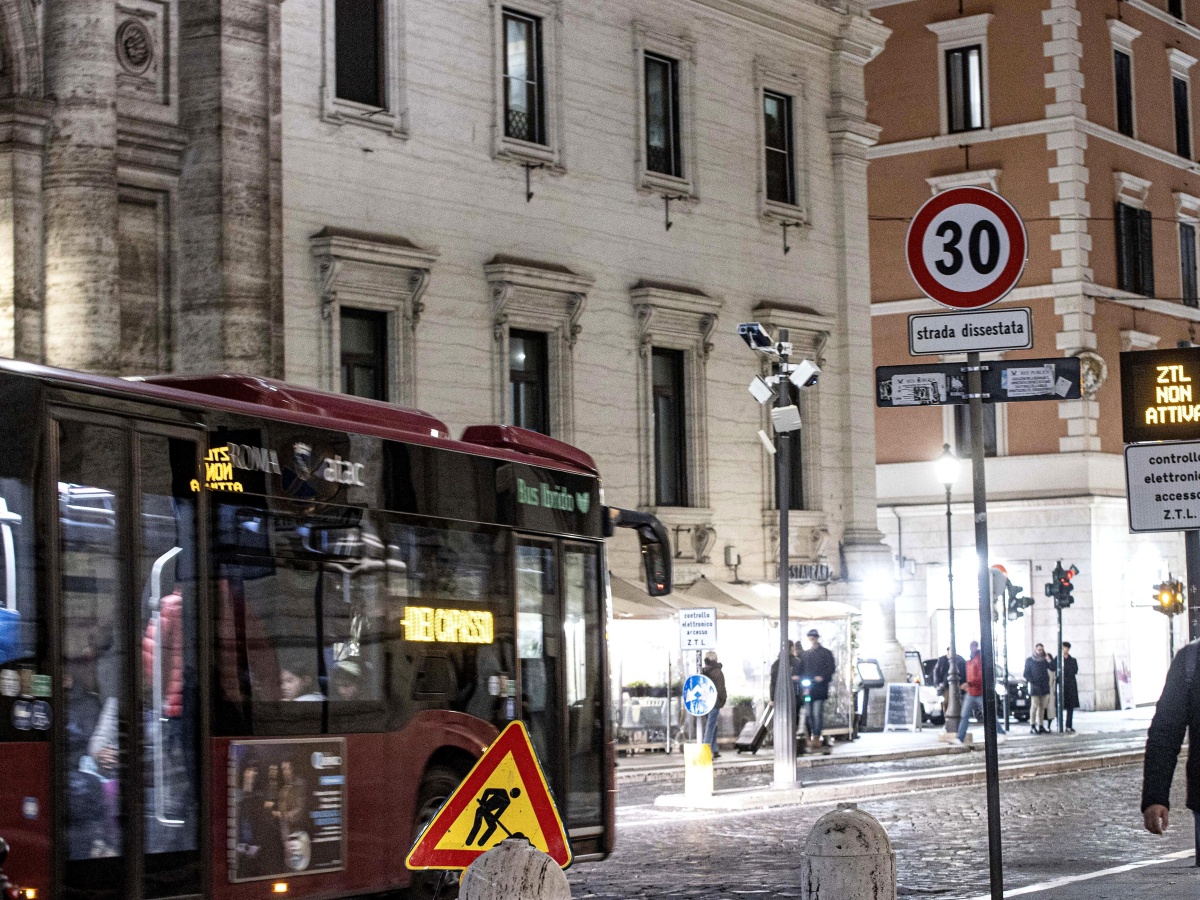 Particle: Rome Activates 30 km/h Zone Across Historic Center and Key ...