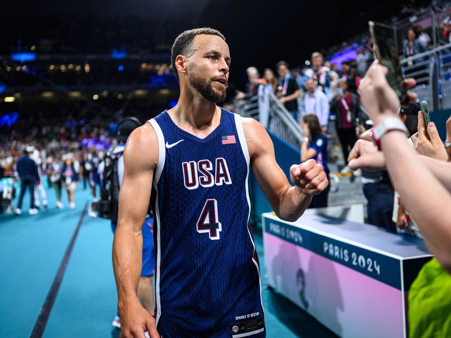 Particle News: Stephen Curry Supports Drake Amid Kendrick Lamar Feud