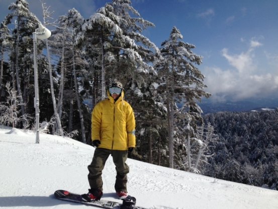 趣味のスノーボードを楽しむ山田昌司さん