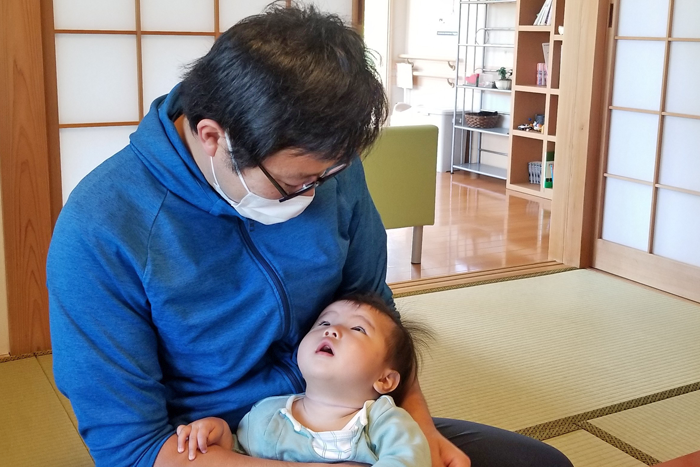 「男鹿（おが）加藤診療所」院長の越川智康さんとお子さん