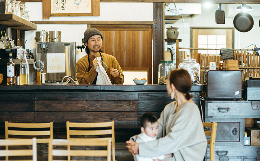 築160年の古民家を改装した「古民家食堂ひなた屋」店内で、金丸文武さんと奥様