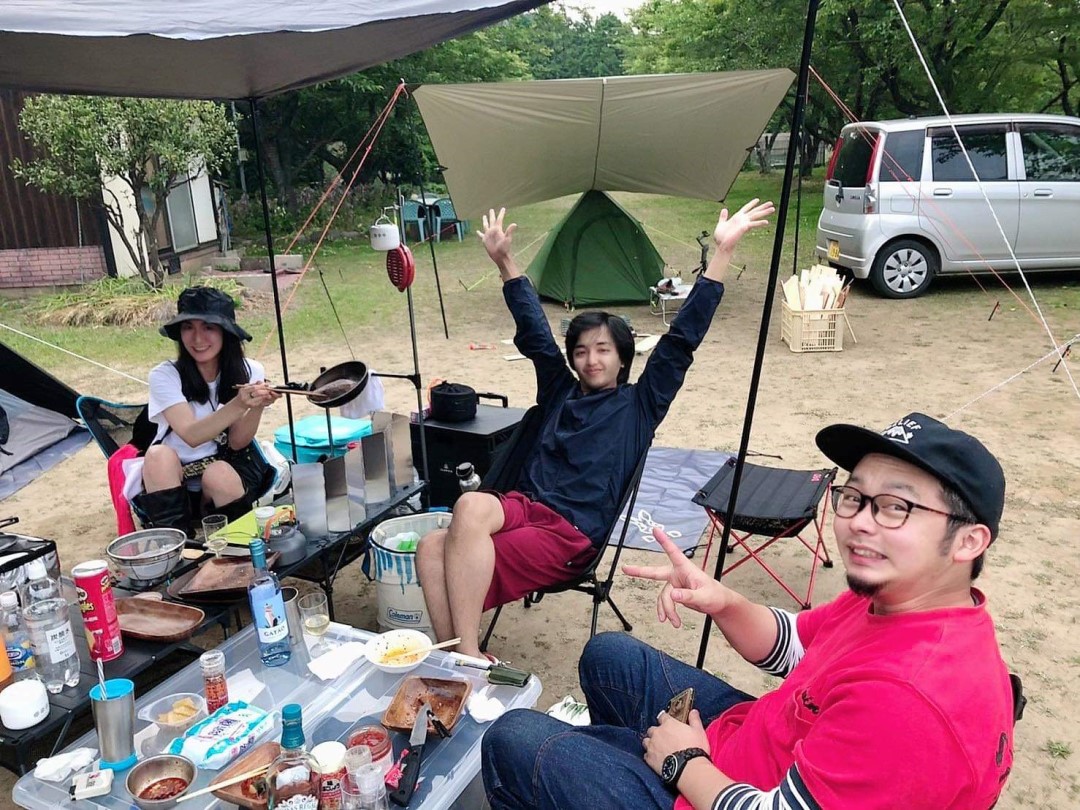 「清流と棚田の里」にてキャンプを楽しむ中村友さんとご家族