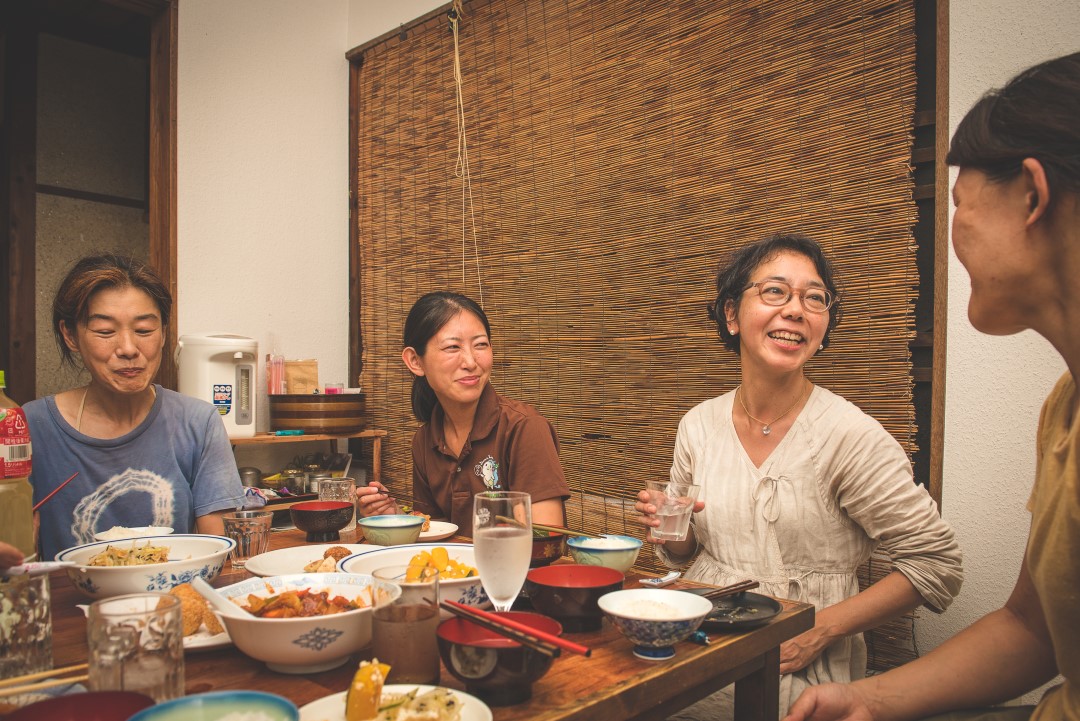 友人たちと食事を楽しむ富田桂子さん