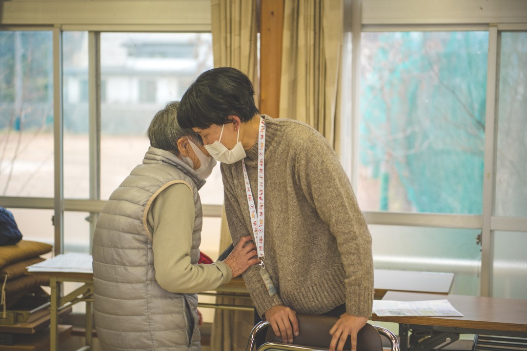 介護施設内でお年寄りに寄り添う平石美智子さん