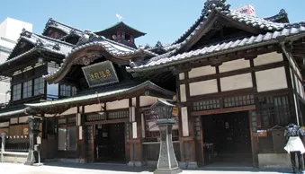 松山市中心部から道後温泉まで路面電車で約10分
