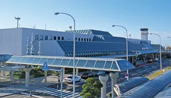 市内中心部から松山空港まで車で約15分