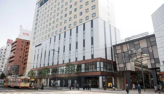 伊予鉄道松山市駅からL字型に続く「銀天街」「大街道」商店街周辺は百貨店や商業施設が充実