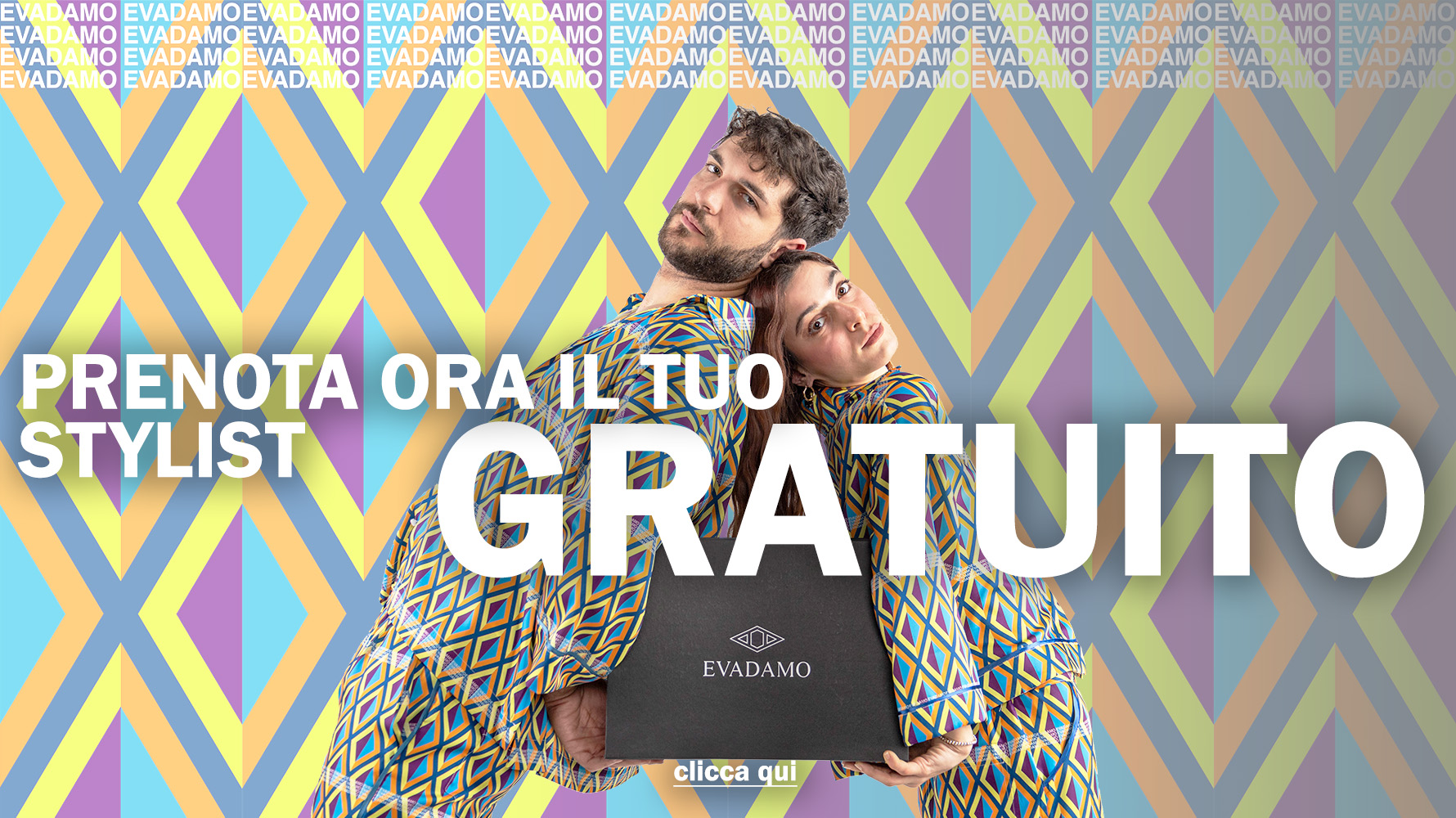 Grafica con background di stampa personalizzata Evadamo opacizzata e al centro due modelli, un uomo e una donna, appoggiati di spalle uno alla'ltro mentre tengono insieme con una mano la il package box Evadamo e indossano i completi ecotwill con stampa personalizzata evadamo