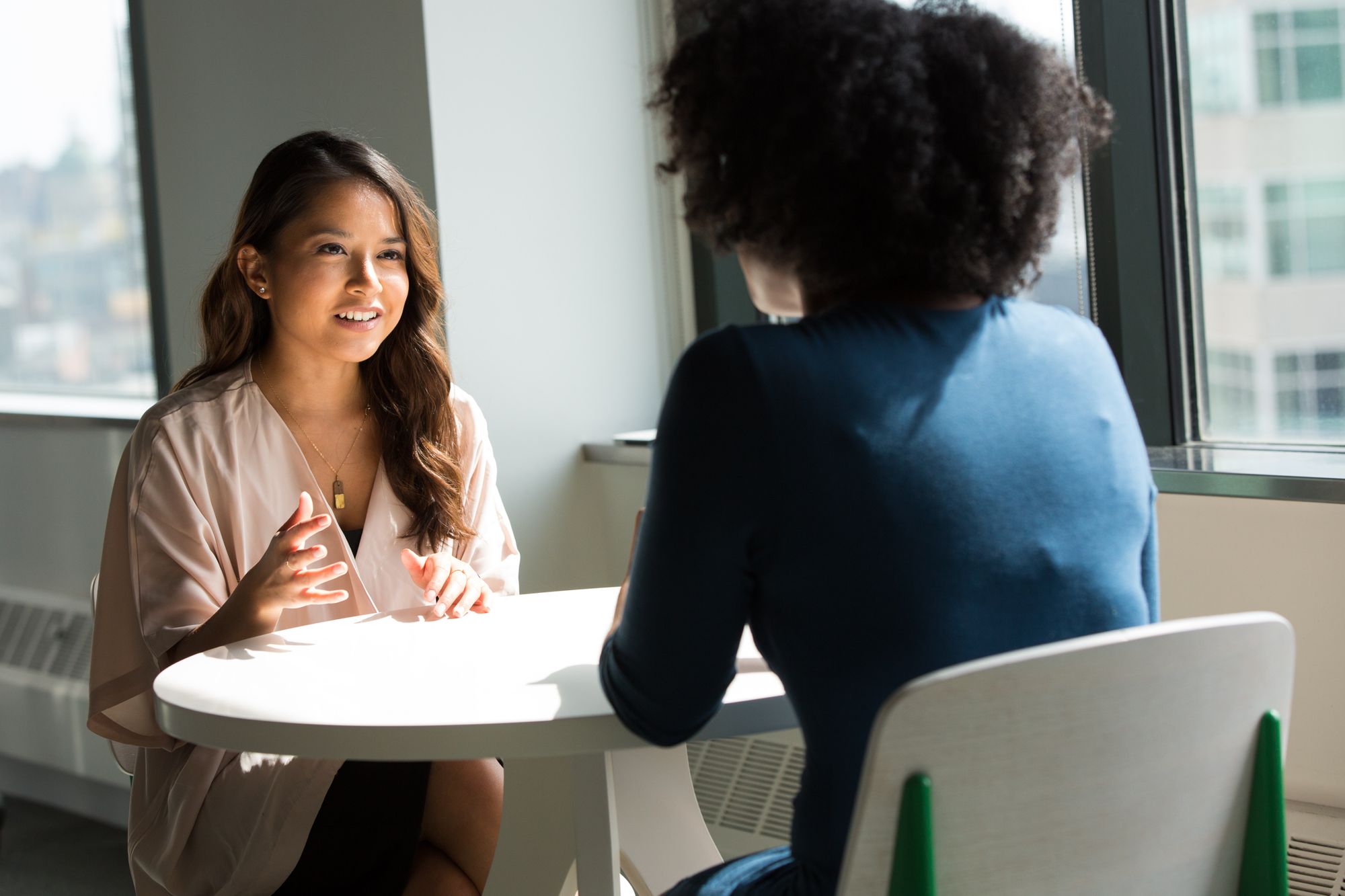 Comment utiliser l’effet de halo pour une prise de contact efficace ?