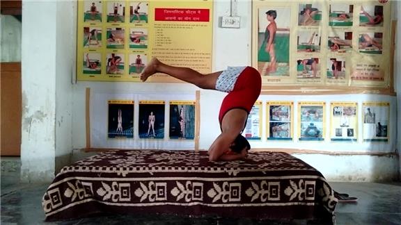 Longest Headstand With Legs Bent At Right Angle