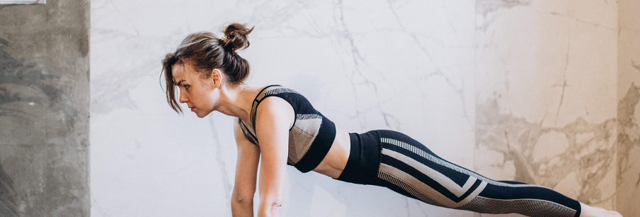 una foto completa de una mujer deportiva atlética descansa después del  entrenamiento de pilates aeróbicos disfruta