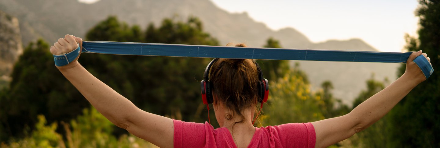 Los ejercicios para entrenar todo tu cuerpo con una goma elástica