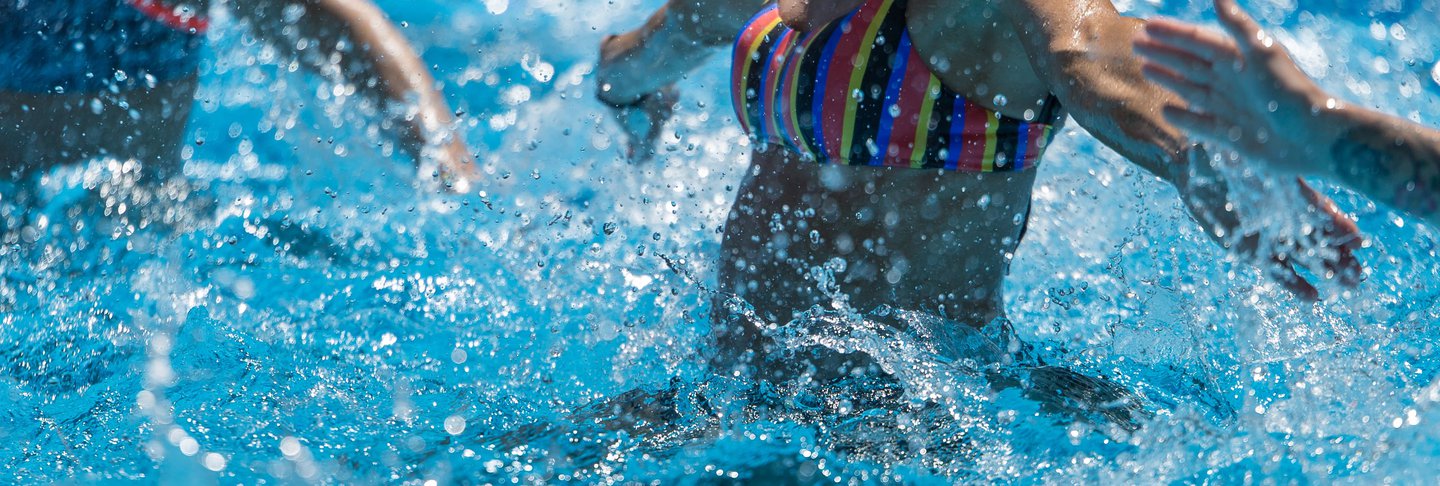 ejercicios-para-hacer-en-la-piscina-y-sus-beneficios.jpeg