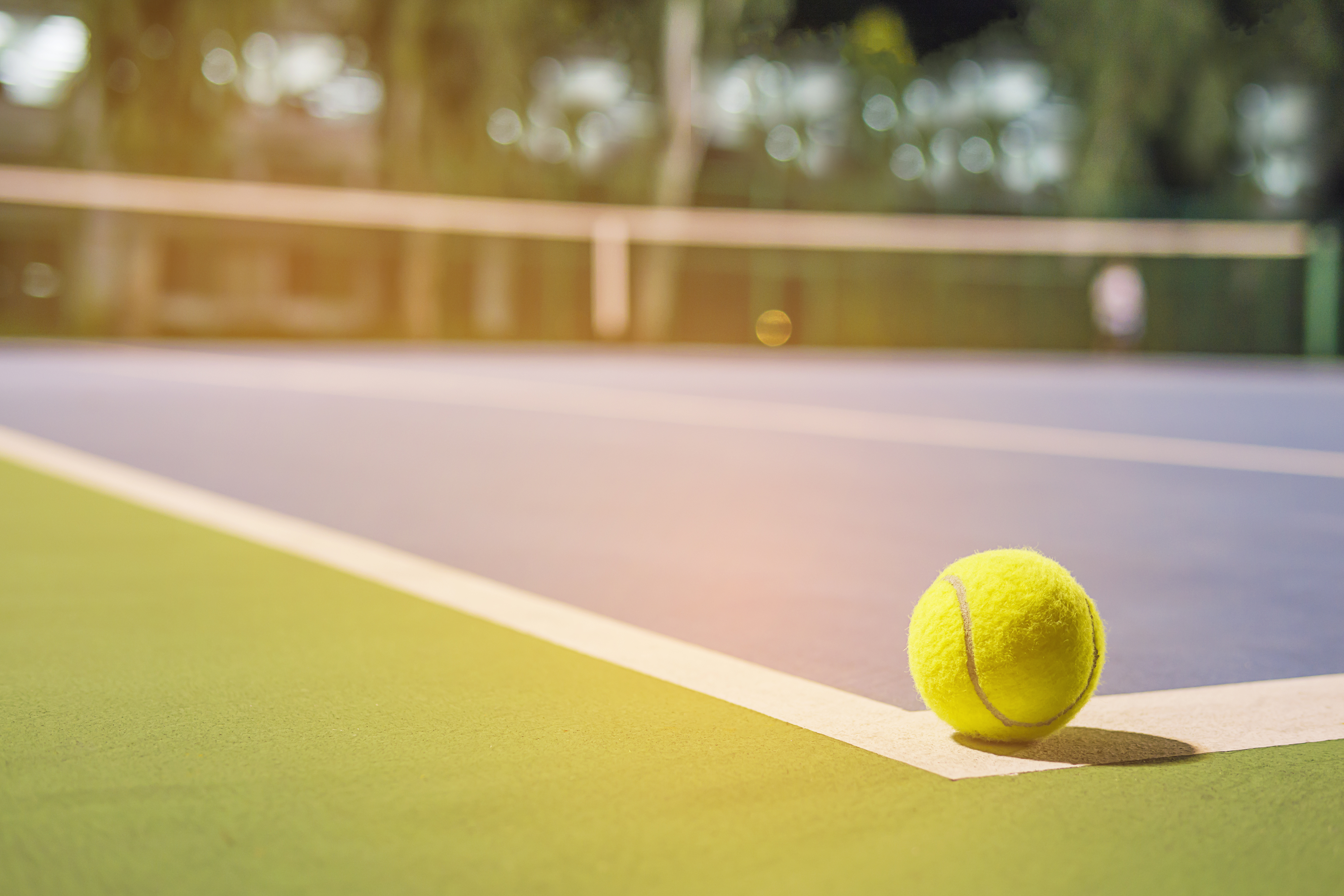 Tennis picture. Спортмастер теннисный мяч. Теннисный корт. Теннисное поле. Теннисный мяч на корте.