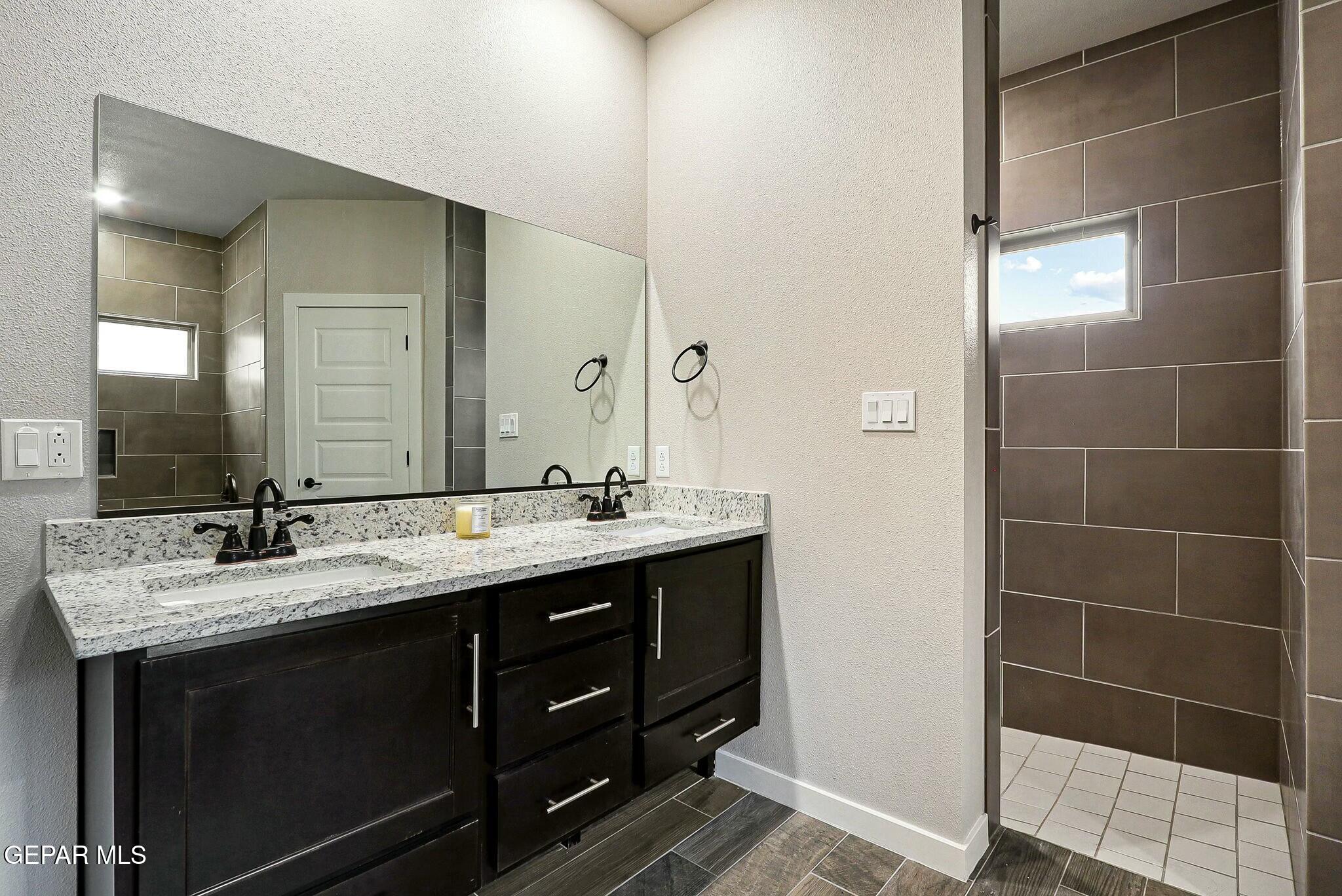 House 2430922945