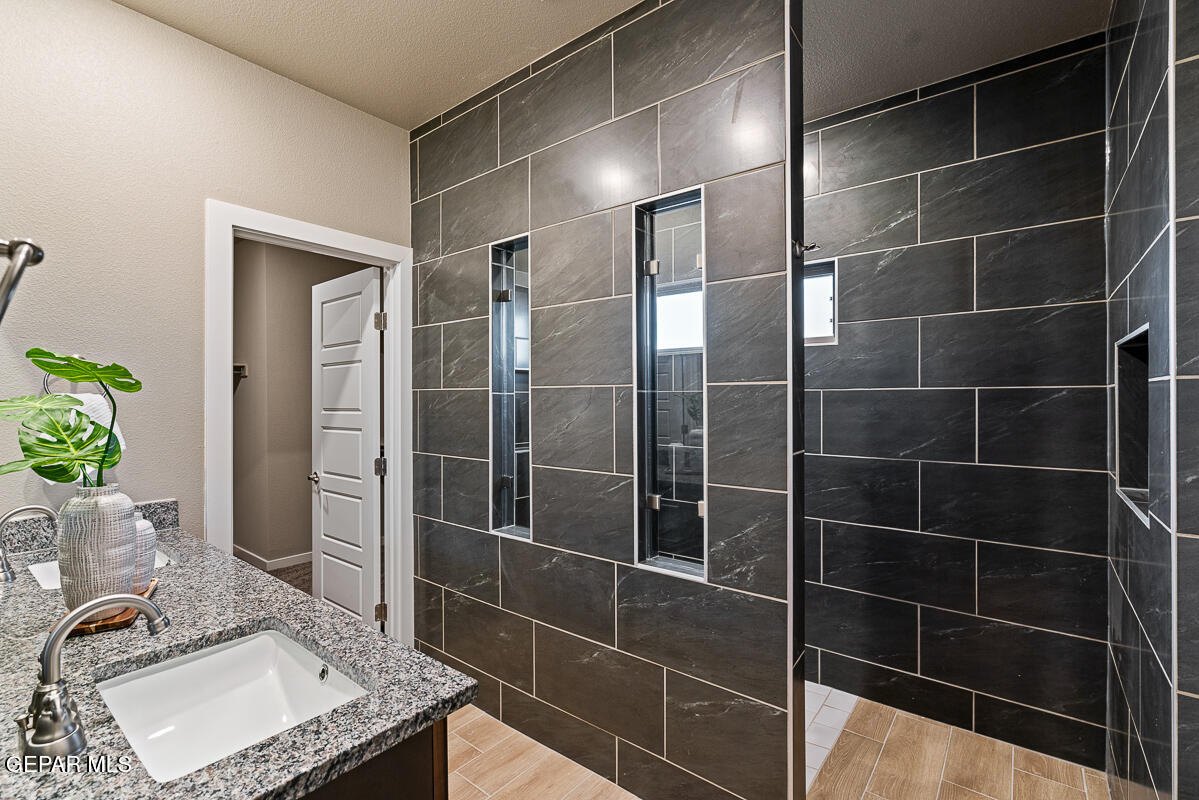 House 2499023421