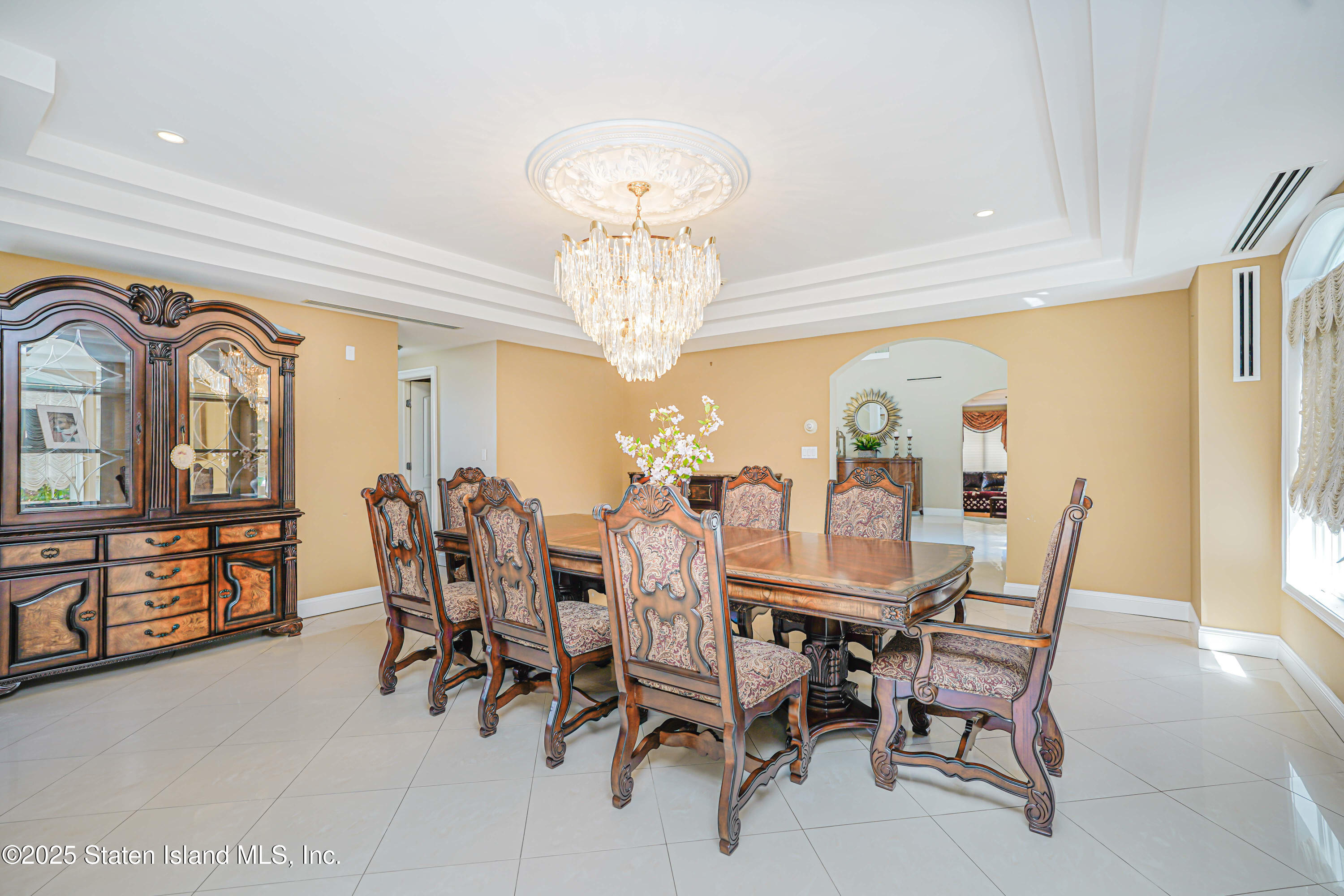 House 2527591704