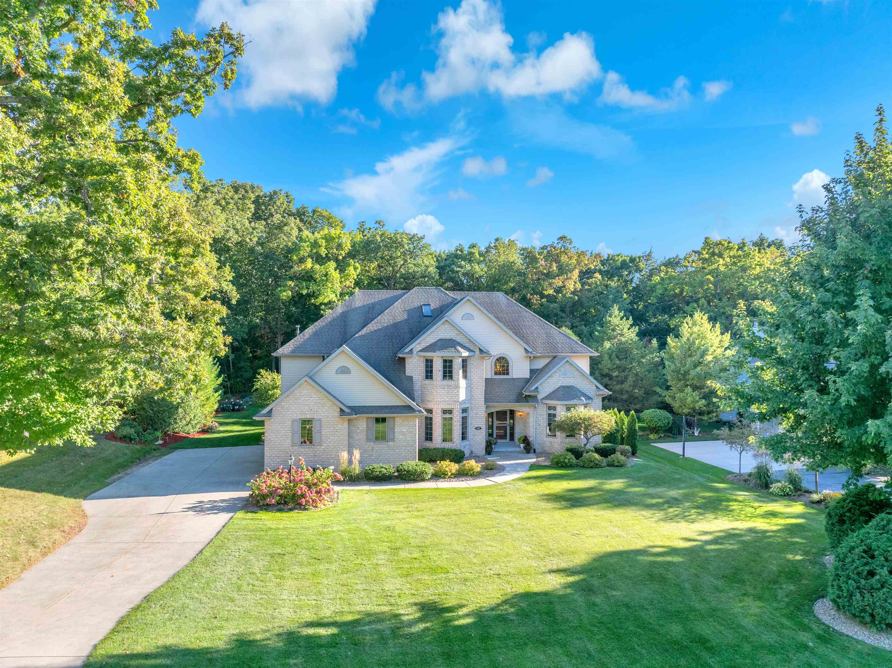 392 LEDGEWOOD Drive Fond Du Lac Wisconsin United States, for Sale, residential, Amy Teifke, Roberts Homes and Real Estate