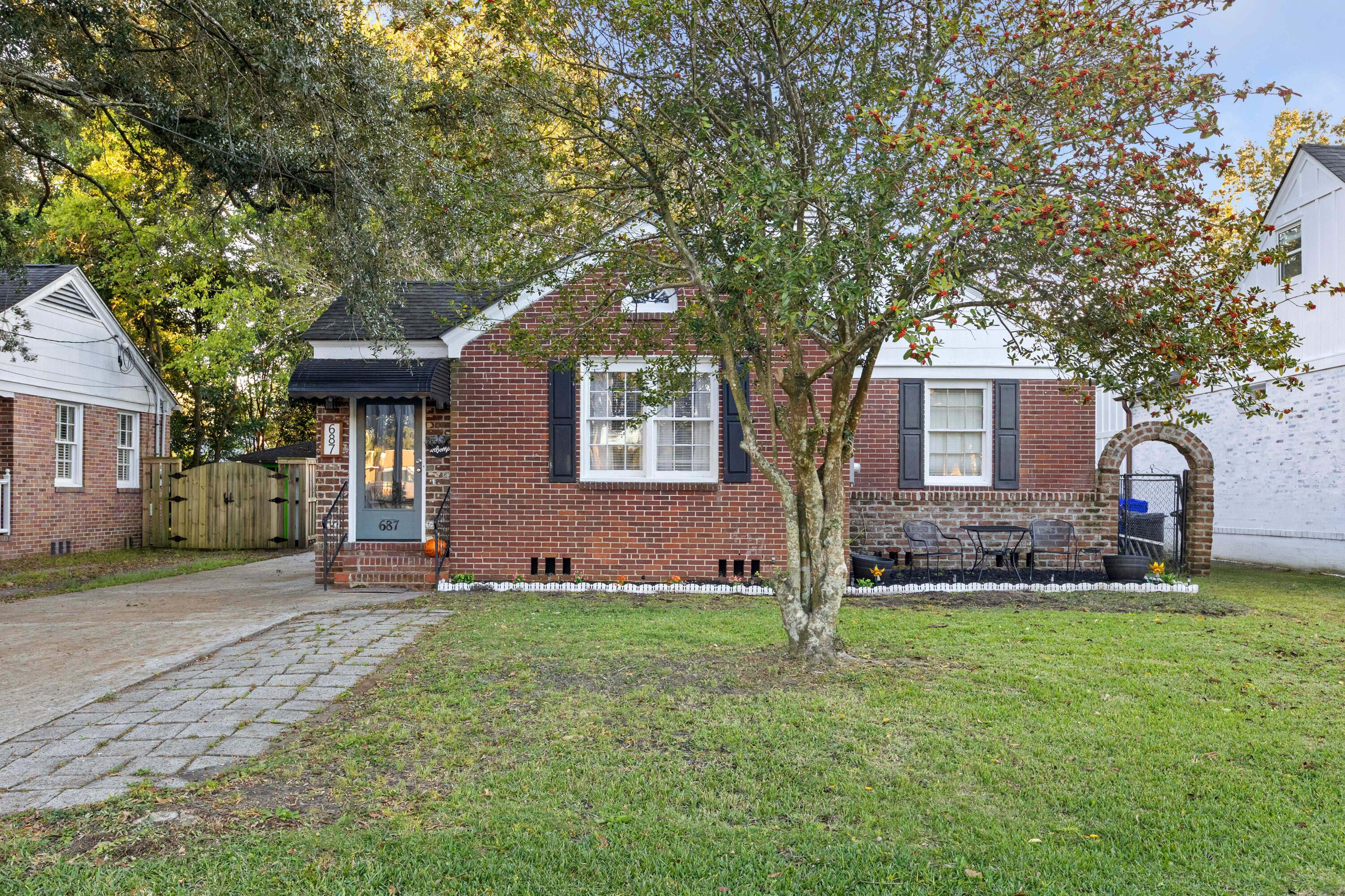 687 Savannah Highway Charleston South Carolina United States, Sale Pending, residential, Bobbie Rose, Keller Williams Realty Charleston/West Ashley
