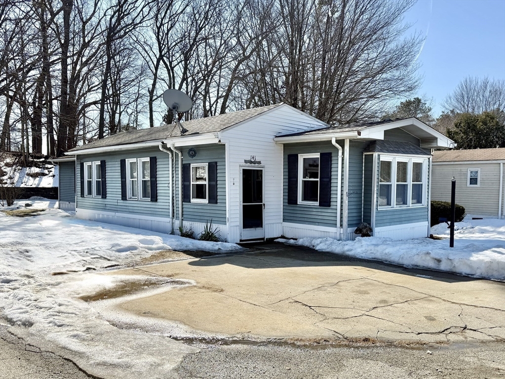 141 Edbert St Chicopee Massachusetts United States, Sale Pending, residential,  , Media Realty Group Inc.