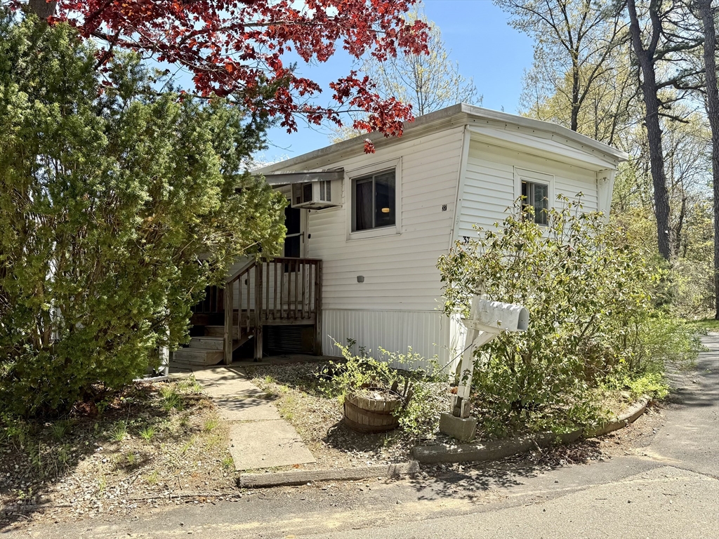 37 Grouse Dr Chicopee Massachusetts United States, Sale Pending, residential,  , Media Realty Group Inc.