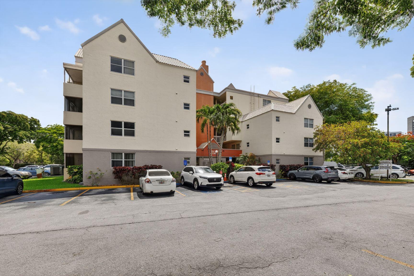 8373 Lake Drive APT Apt 307 Doral Florida United States, for Sale, residential, Roberto Villasmil, Interinvestments Realty, Inc.
