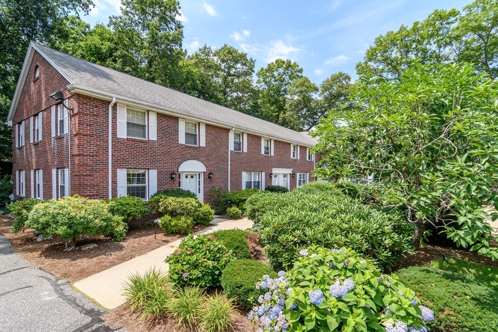 21 Westerly St  UNIT 1 Wellesley Massachusetts United States, for Sale, residential, Susan Bevilacqua, Douglas Elliman Real Estate
