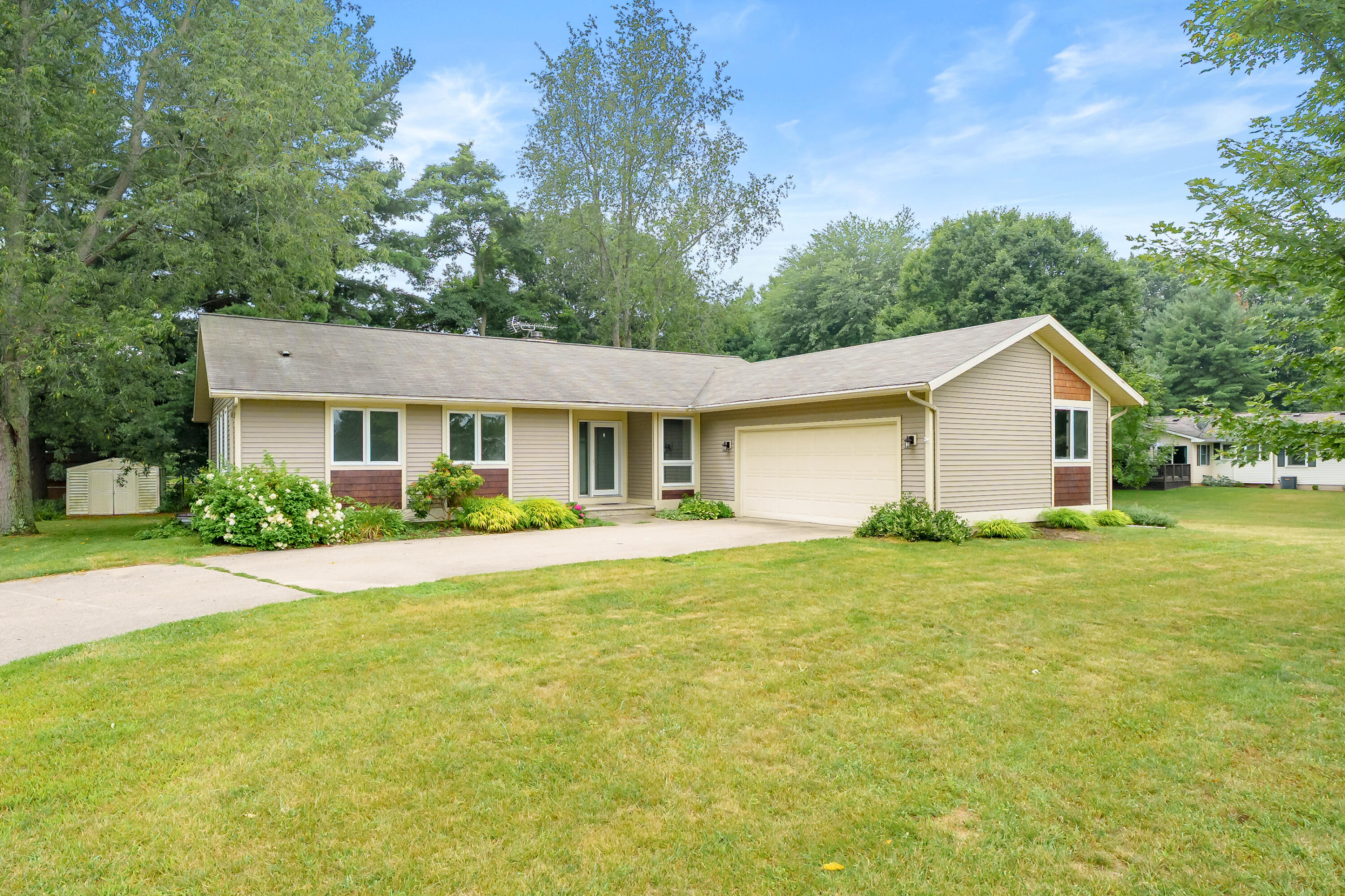 68377 Riverview Drive South Haven Michigan United States, Sale Pending, residential,  , Evenboer-Walton Realtors