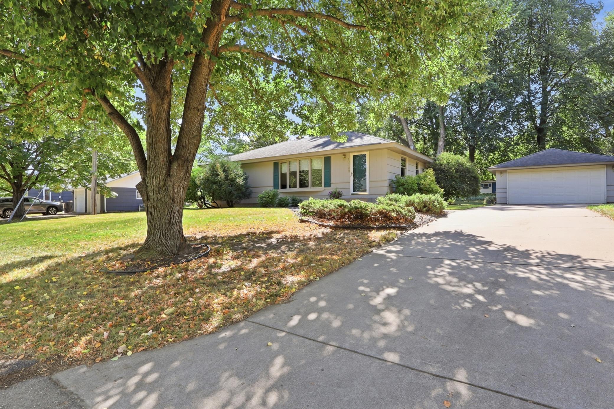 16403 Seymour Drive Minnetonka Minnesota United States, for Sale, residential, Lynn Heimdahl, Bridge Realty, LLC