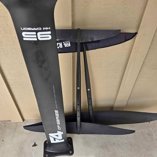 F4 foils and GP mast