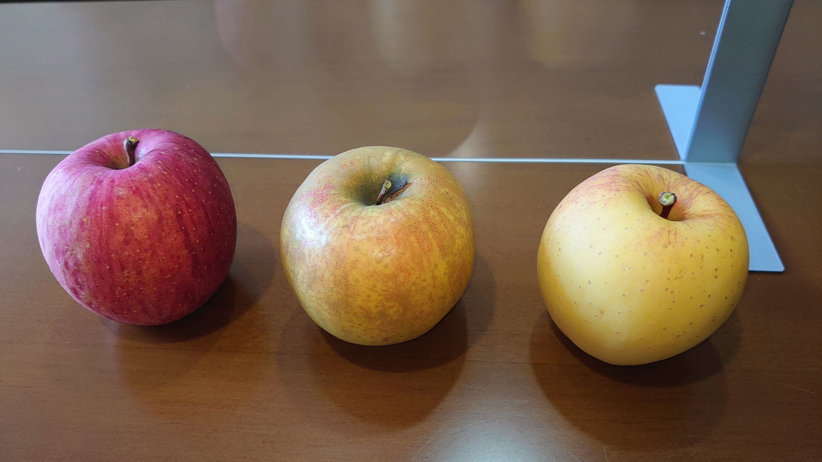 りんごページ これぞ奇跡のりんご！ ふじの木に実った謎の黄金のりんご | 青森びいき