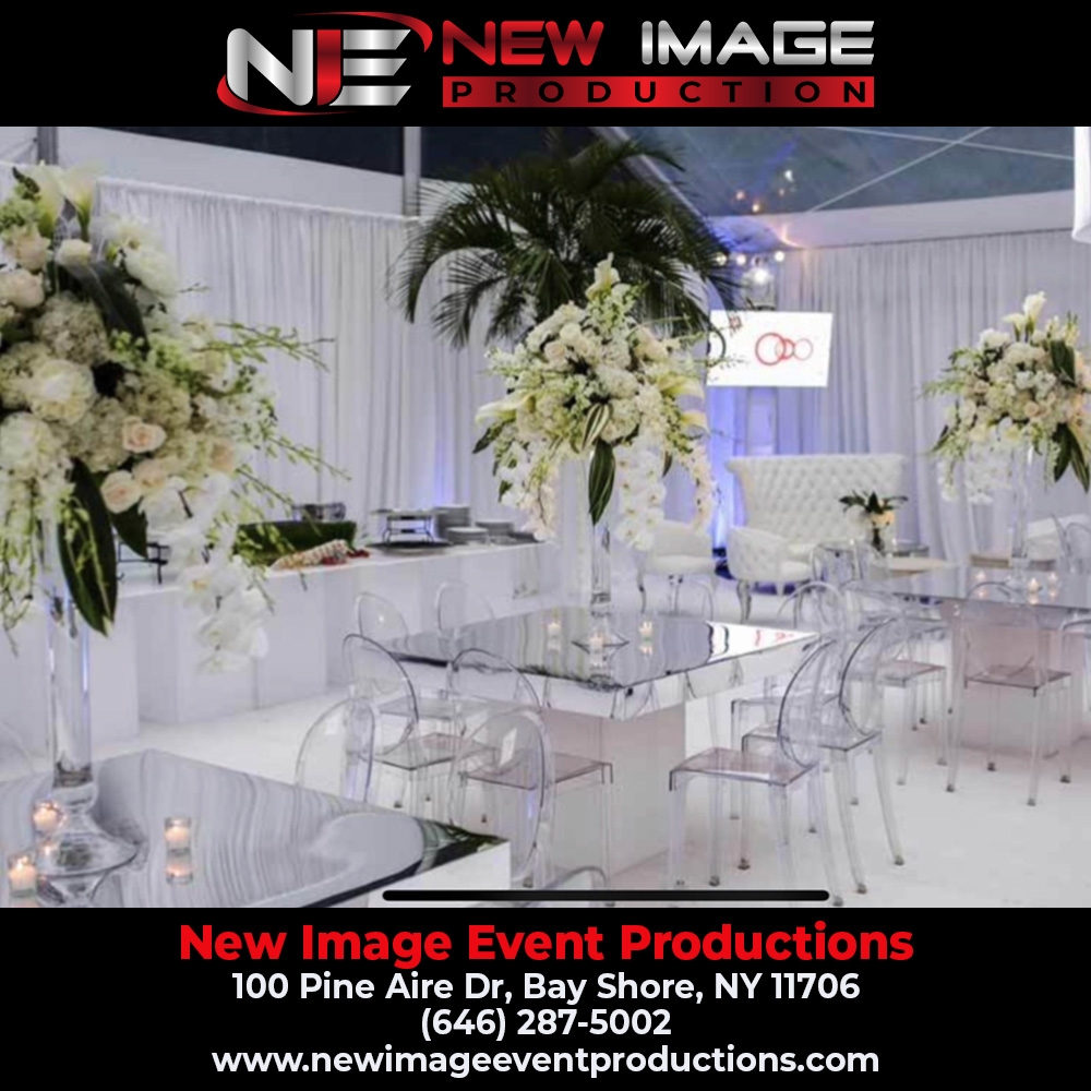 How can lighting be used to transition between different scenes or moments in a live event set design?