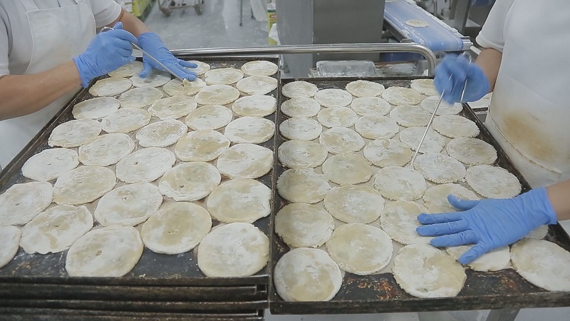 傳承60年宜蘭蔥燒餅 轉型蔬食日產3萬片