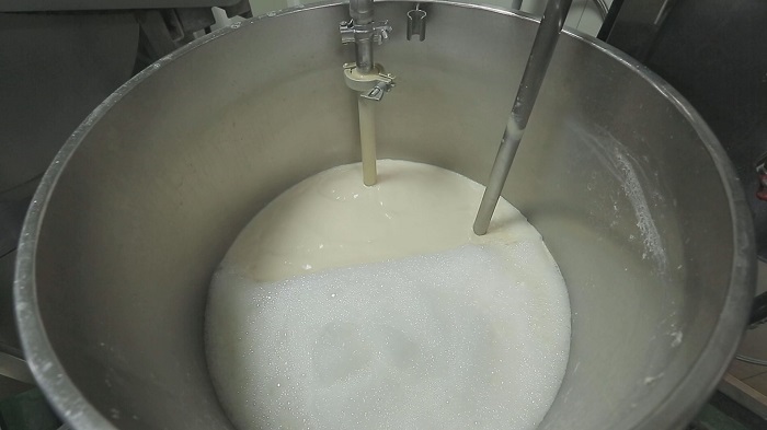 機械達人轉做豆製品 捨棄消泡劑用鹽滷生產