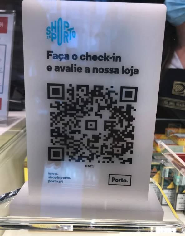 Acrylic display stand with a QR to 